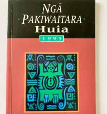 Book cover: Ngā Pakiwaitara Huia 1995